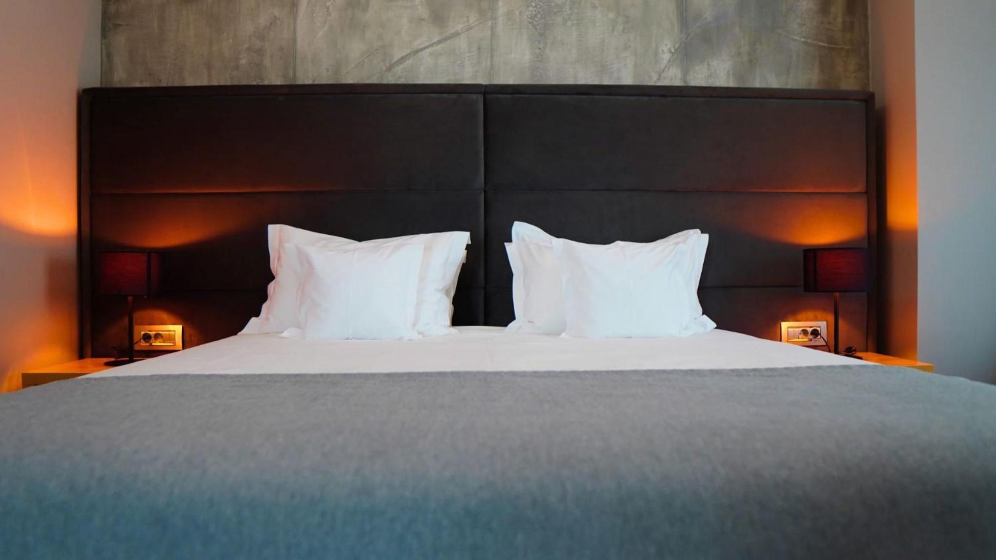 Aniroc Signature Hotel Arad Dış mekan fotoğraf A bed with two pillows