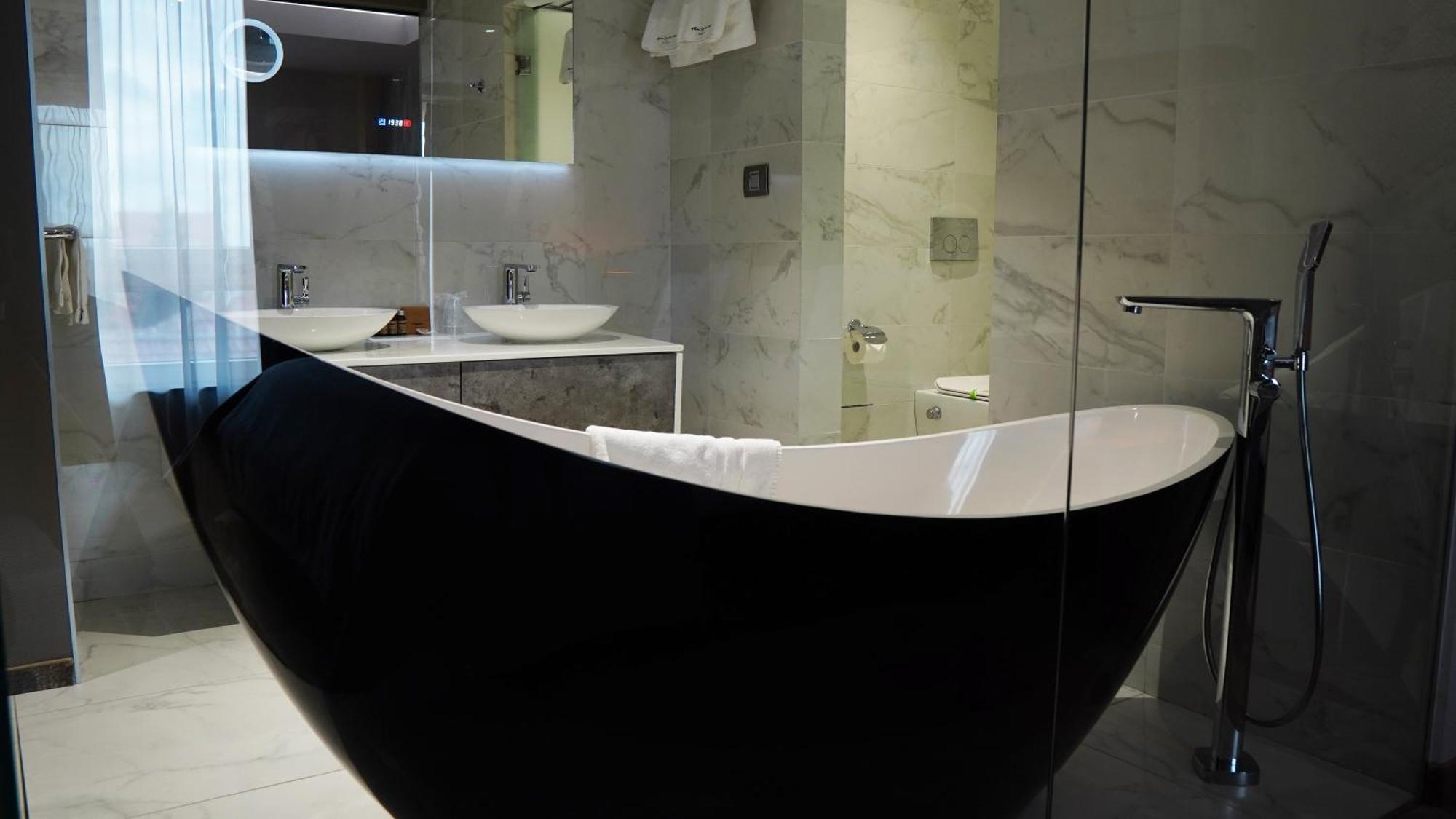 Aniroc Signature Hotel Arad Dış mekan fotoğraf A freestanding bathtub